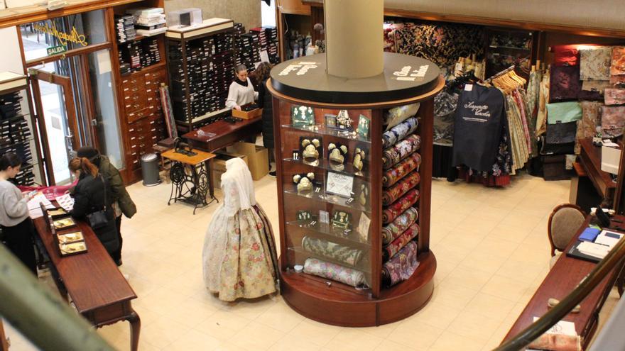 Tienda indumentaria tradicional sale