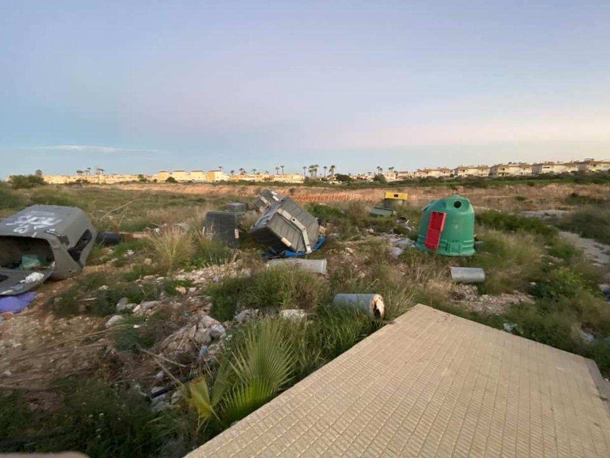 Así está una parcela municipal en Orihuela Costa de acopio de materiales