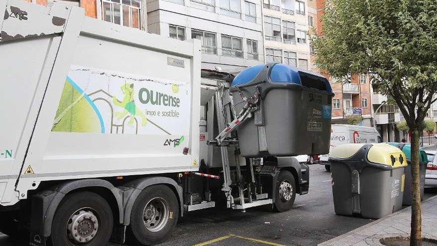 Un camión de la empresa del servicio de Limpieza, vaciando un contenedor de la basura. // Iñaki Osorio