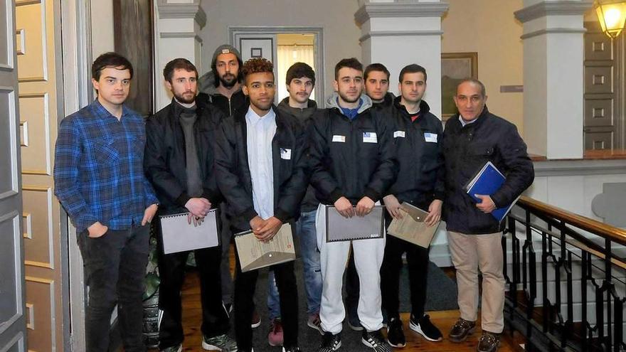 Los jóvenes participantes en el programa, ayer, en el Ayuntamiento, con sus certificados.