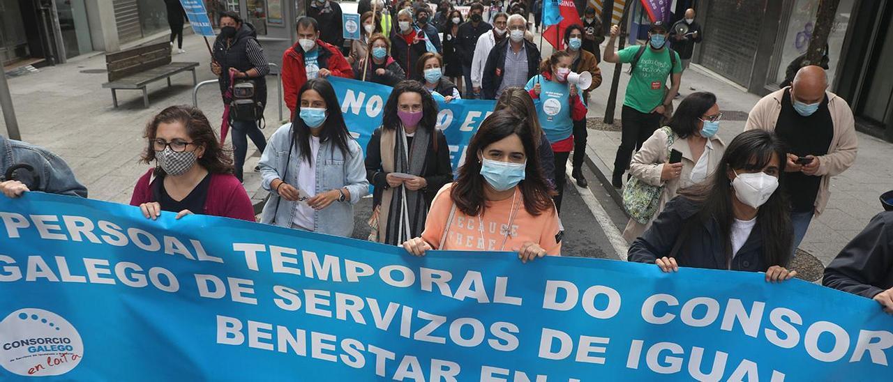 Concentración en Santiago de trabajadores temporales de la Administración.