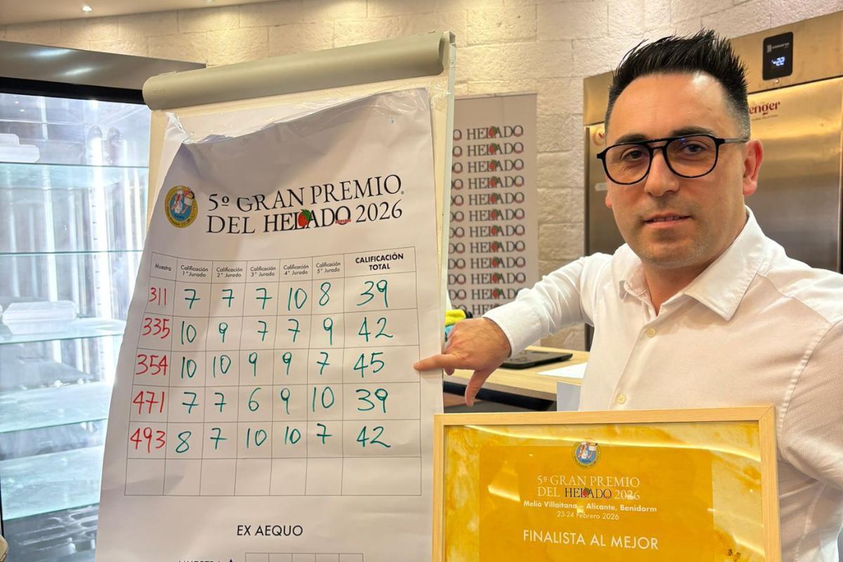 Alberto Buendía, junto a la lista de puntación, tras ganar el premio al mejor helado de España.