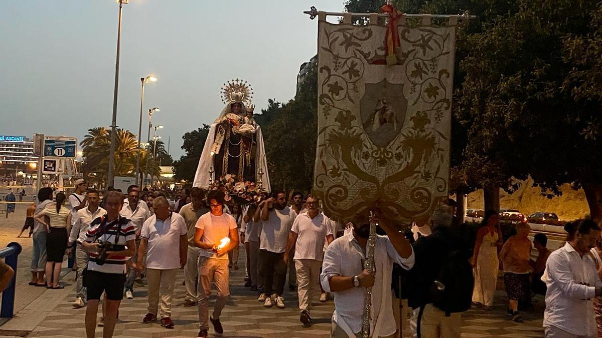 La Virgen del Carmen desembarca en Alicante