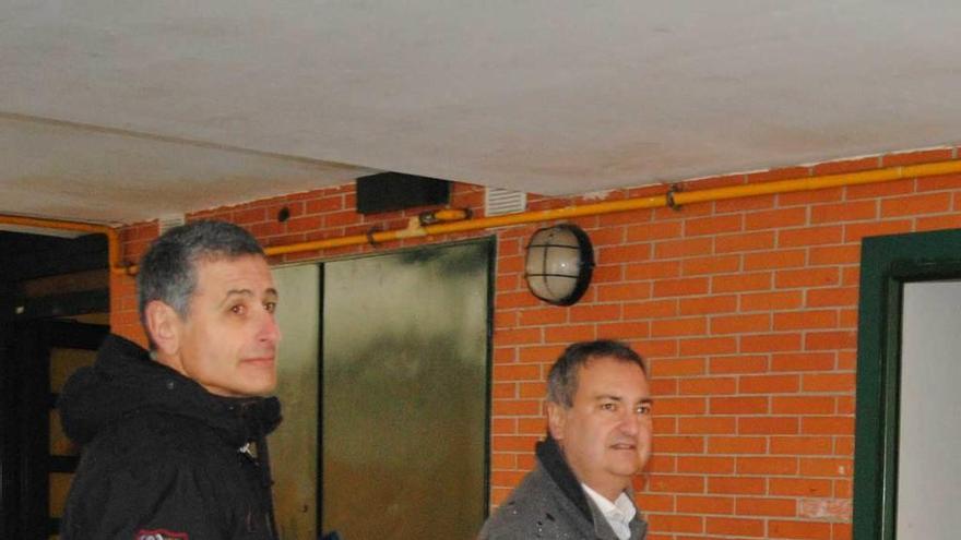 Juan José Lastra y Fermín Bravo, ayer, en la calle Asturias.