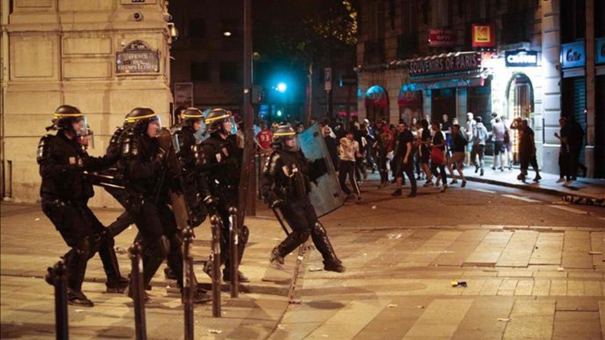 Policías franceses, actuando en los alrededores del arco de triunfo parisino