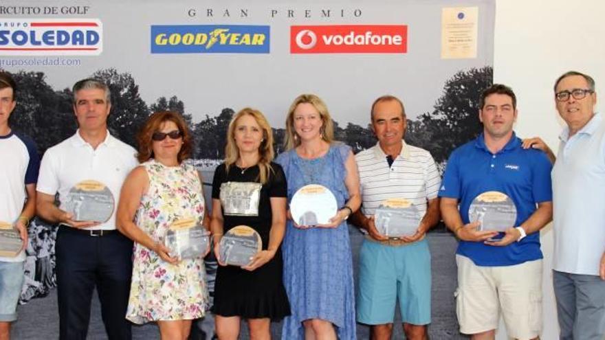 Los ganadores con sus respectivos premios en la prueba celebrada en Golf Altorreal el pasado sábado 17 de junio.