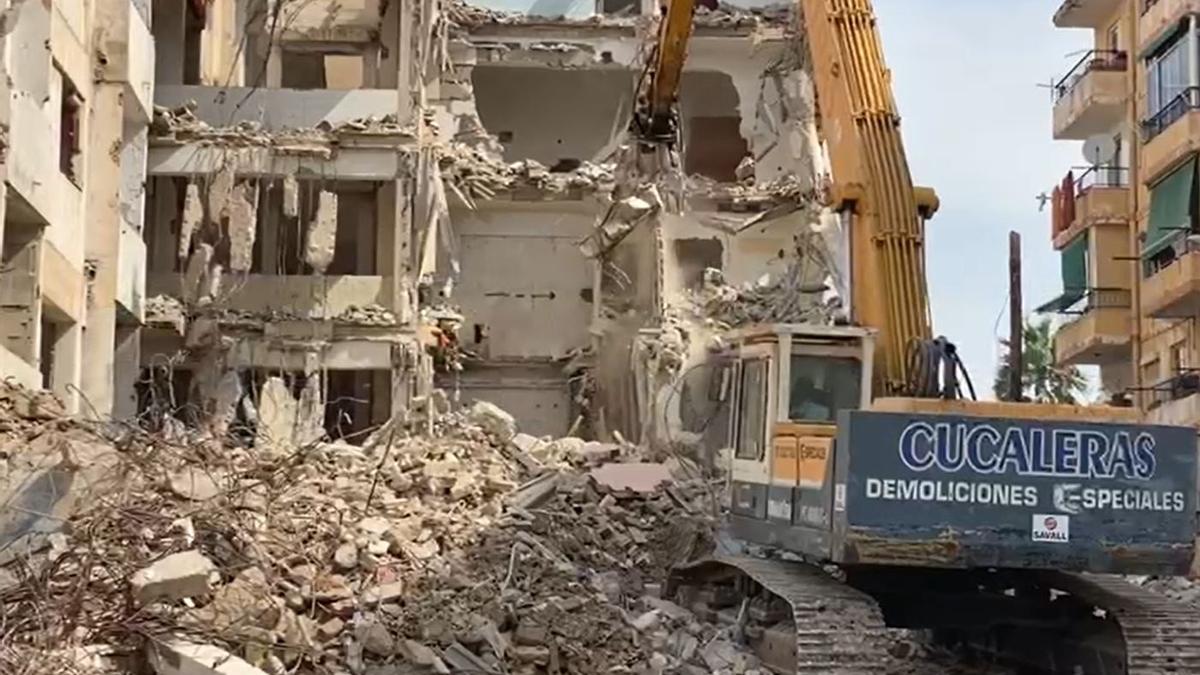 Así ha sido el derribo del edificio en ruinas en el barrio de Nou Alcolecha en Alicante