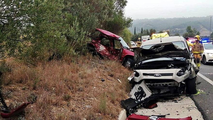 Estat en què van quedar els cotxes que van xocar ahir al matí