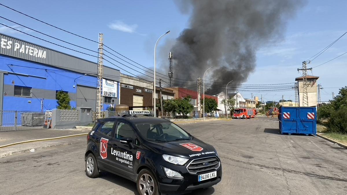 Vehículo vigilancia asiste en incendio