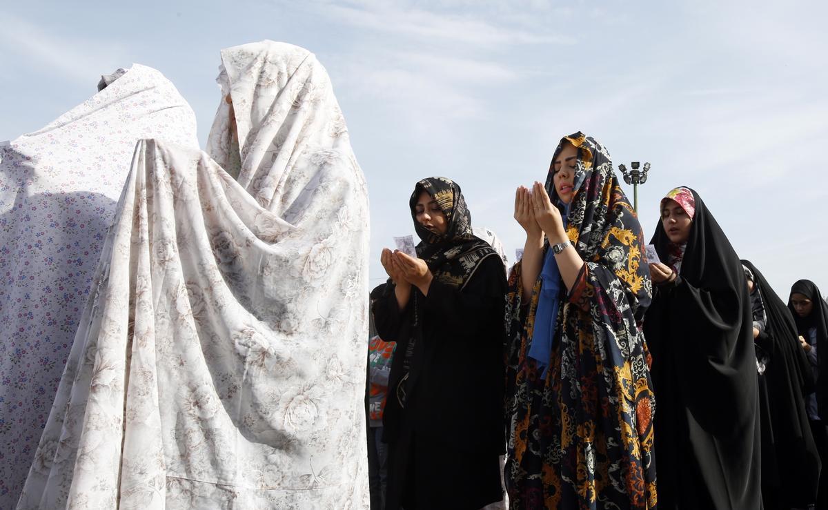 Los musulmanes celebran el fin del Ramadán. Fiesta del Eid al-Fitr en el santuario de Abdol-Azim, en Teherán (Irán).