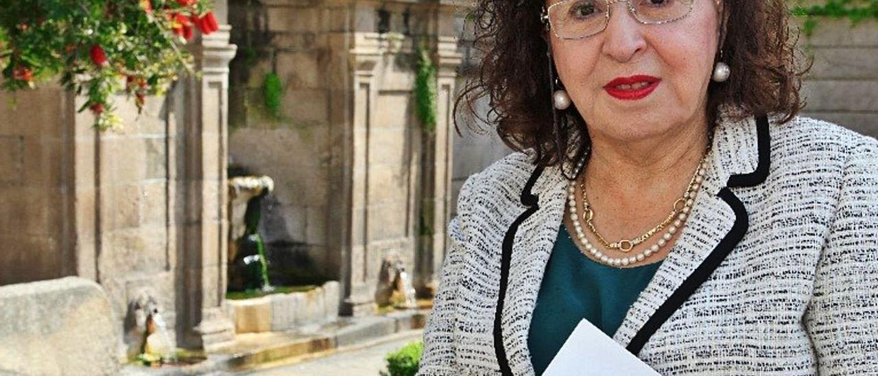 La doctora Marita Souto, ante la fuente termal de As Burgas. |   // FDV