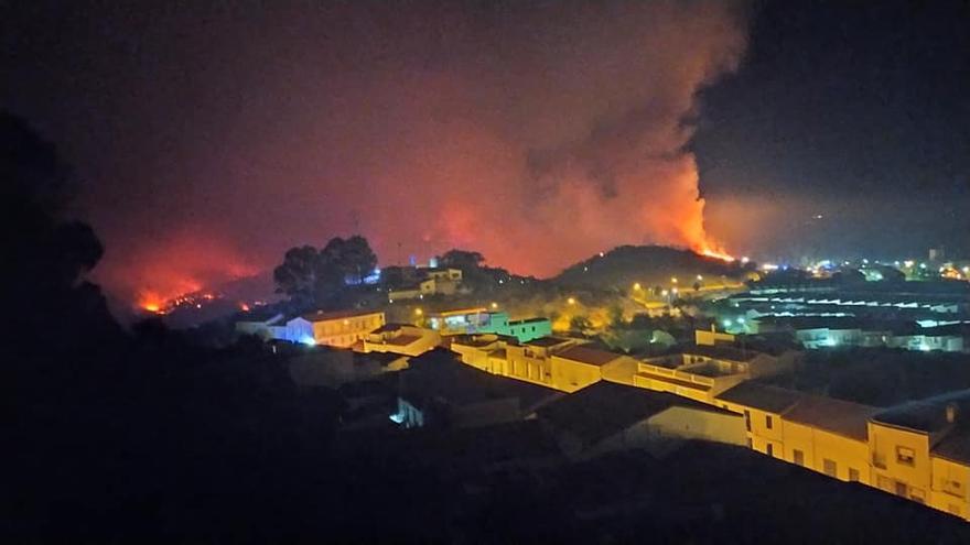 Vista del incendio, anoche