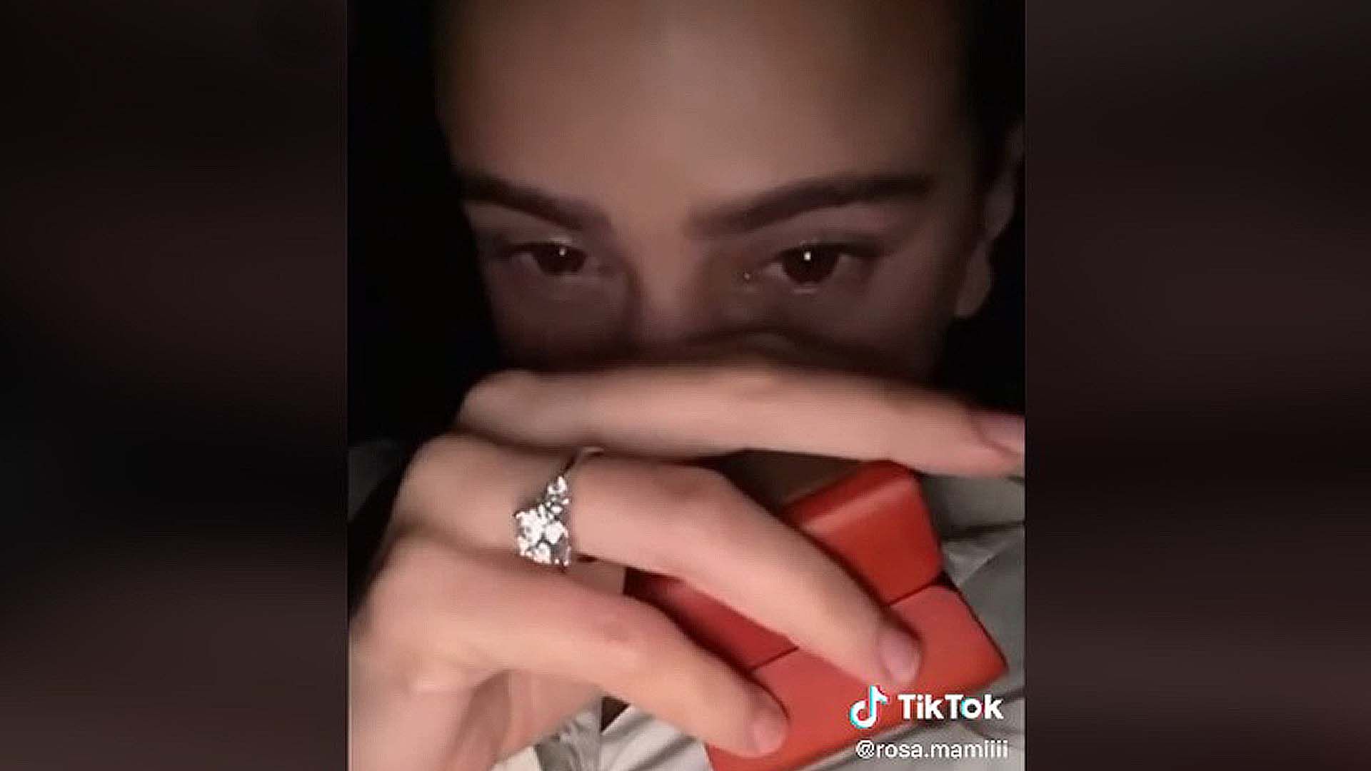 Captura de  TikTok , que se vea el anillo de Rosalía.