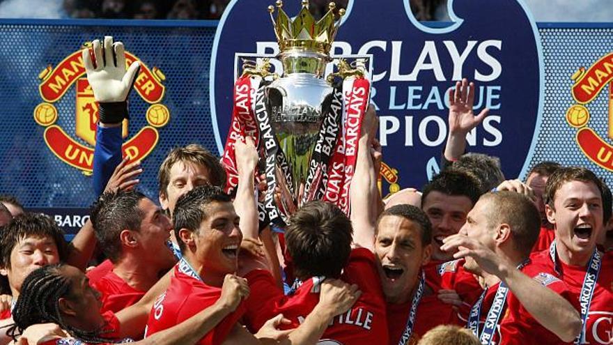 Los jugadores del Manchester celebran el título de Liga en Old Trafford. / phil noble
