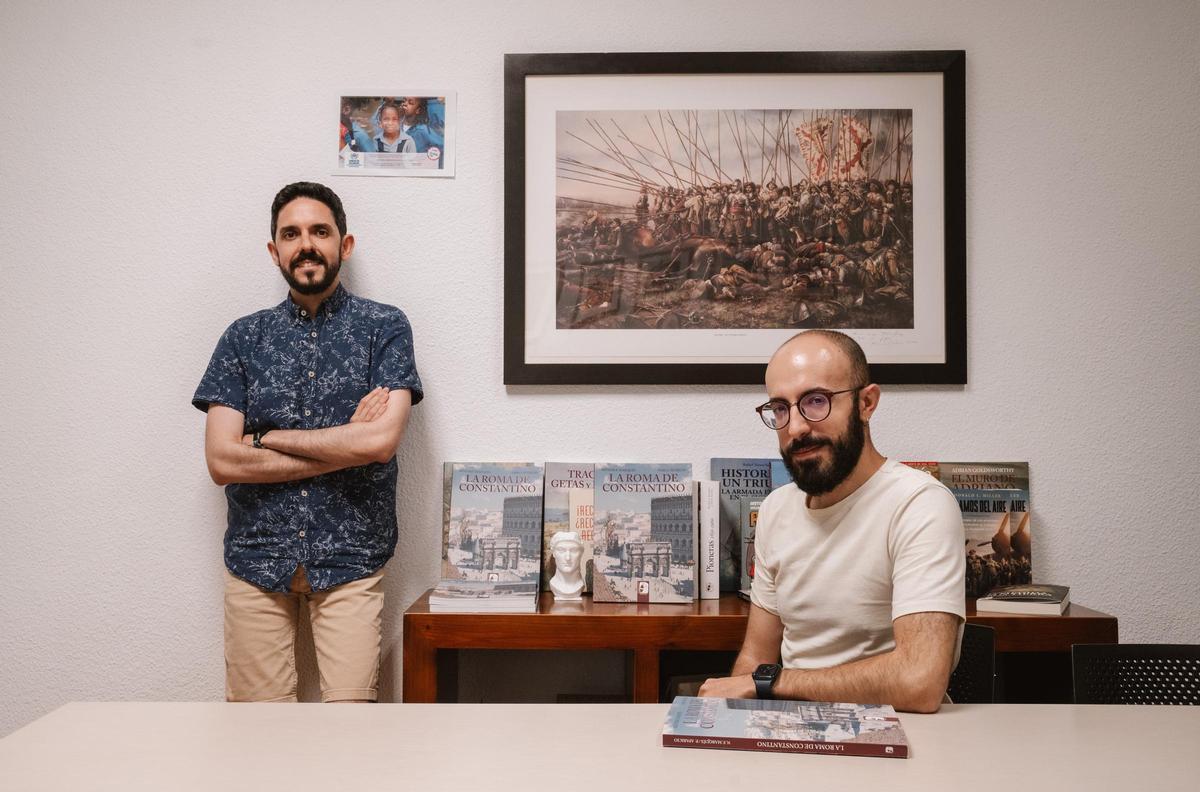Pablo Aparicio y Néstor F. Marqués, autores del libro &quot;La Roma de Constantino&quot;, en la sede de la editorial Desperta Ferro, en Madrid.