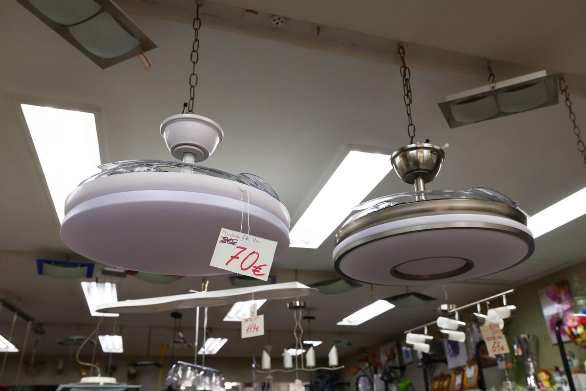 Regalos Izquierdo-Tello,  la tienda de toda la vida que dice adiós al barrio de Torrero: "Estamos aquí desde que se vendía a la antigua"