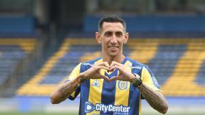 El delantero argentino Ángel Di María reacciona durante su presentación como nuevo jugador del Rosario Central en el Estadio Gigante de Arroyito en Rosario (Argentina). EFE/Sebastián Granata