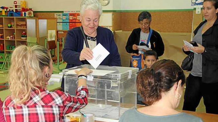 Veïns de Sant Fruitós exercint el vot en un dels col·legis electorals