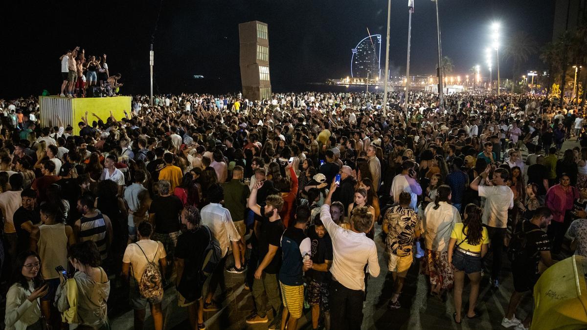 La revetlla torna a la platja a Barcelona