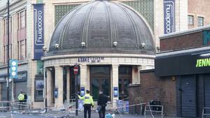 Agentes de policía en los alrededores de la sala Brixton Academy en Londres.