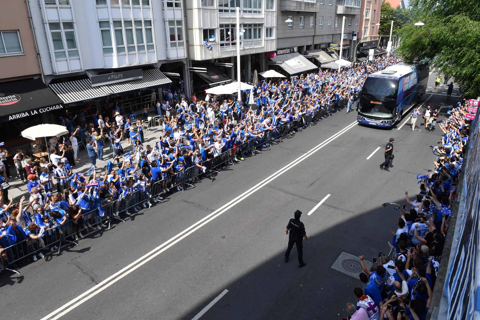 Multitudinario recibimiento de la afición al Dépor en Riazor antes del partido contra el Castellón