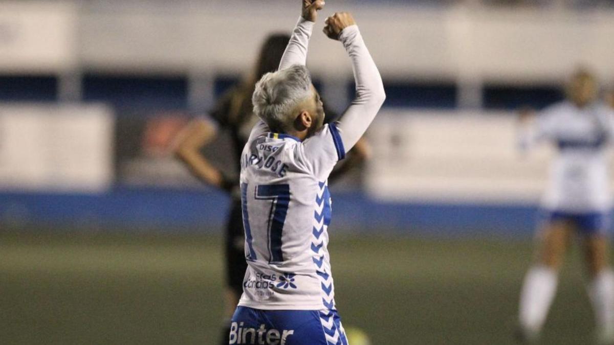 María José Pérez, celebrando el gol de la victoria de la UDG Tenerife. | | LALIGA