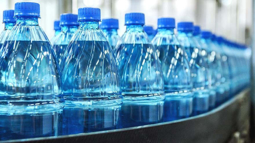 El 94% del agua potable y el 63% de la embotellada están contaminadas con ‘químicos eternos’, según un estudio