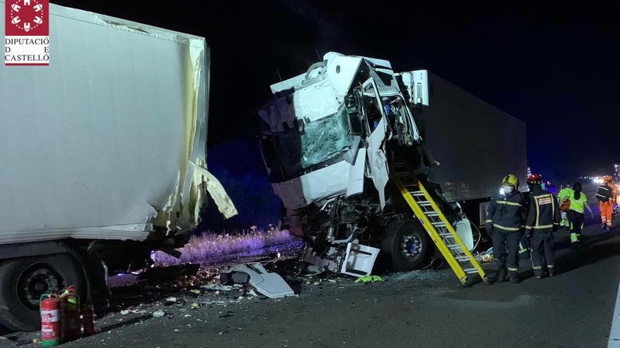 Imagen del aparatoso accidente sufrido la pasada madrugada por dos camiones en Alcalà.
