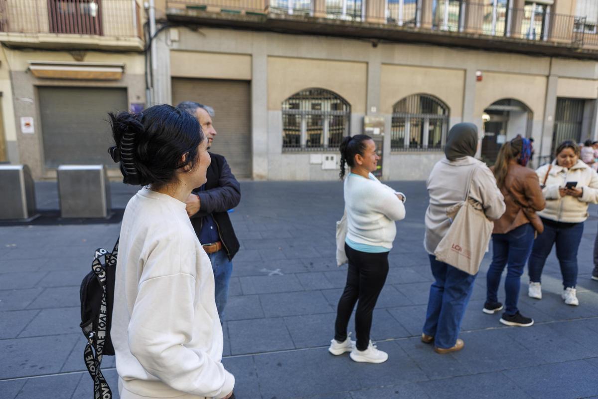 La Paola, fent cua a la plaça Major de Manresa