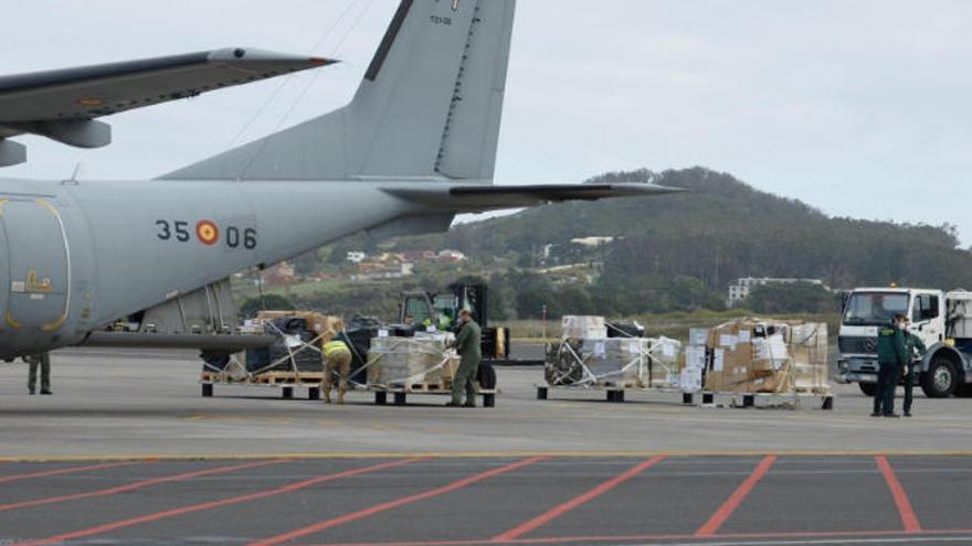 Imagen de un avión militar con un cargamento de 124.000 mascarillas y material de protección el pasado martes en Tenerife.