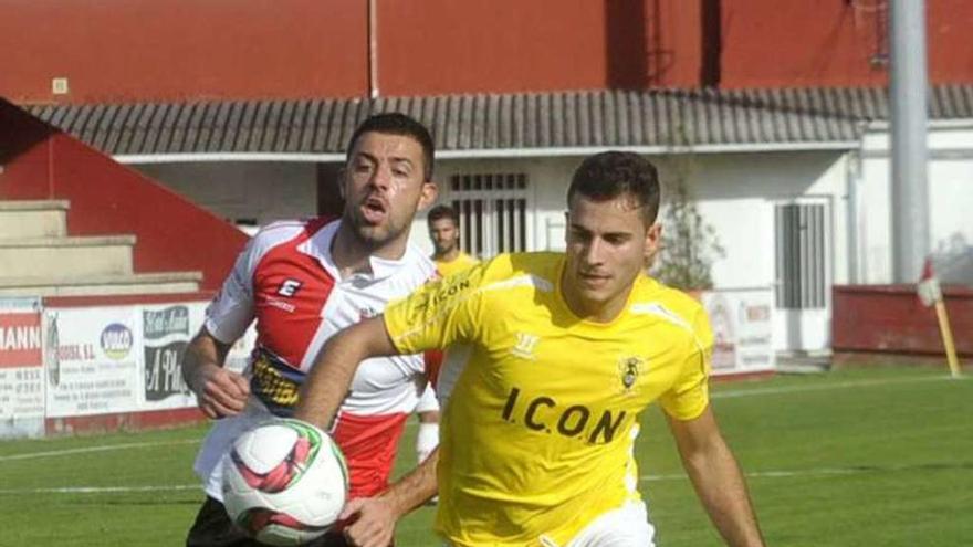 Un jugador del Arosa y otro del Choco luchan por el balón. // Noé Parga