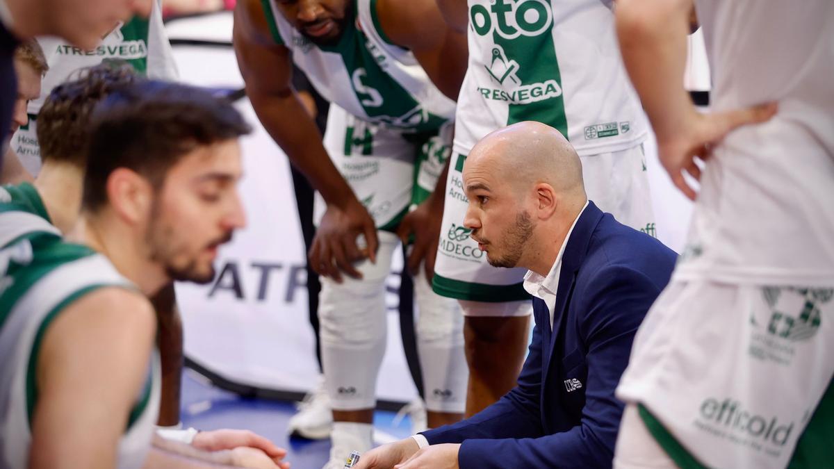 Nacho Pastor da instrucciones en un tiempo muerto.