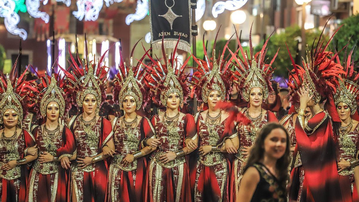 Imagen de 2019 de un desfile de Moros y Cristianos en las calles de Orihuela durante las fiestas de La Reconquista
