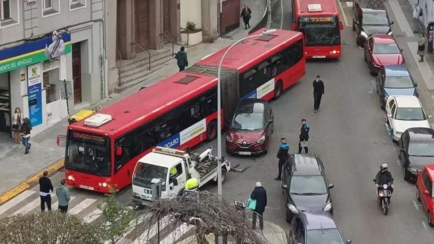 Atasco por un coche parado en Federico Tapia