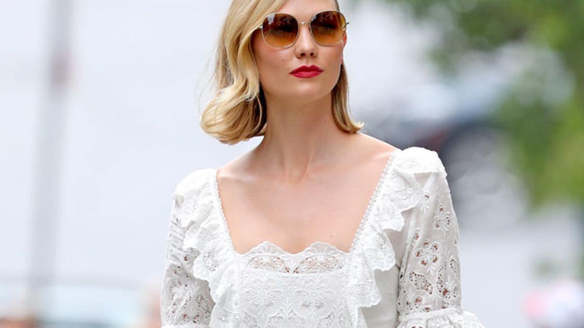 Karlie Kloss con vestido blanco con encajes de Self-Portrait