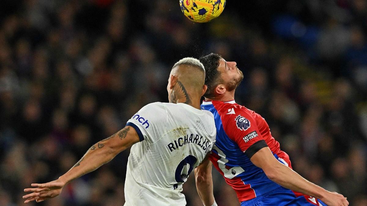 Ward, en una acción con Richarlison