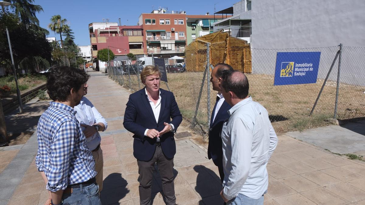 Ignacio Gragera, este viernes, junto a la parcela de San Roque donde Inmuba construirá viviendas.