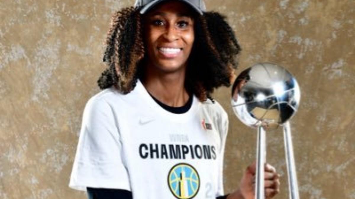 Ndour, con la Copa de campeonas de la WNBA