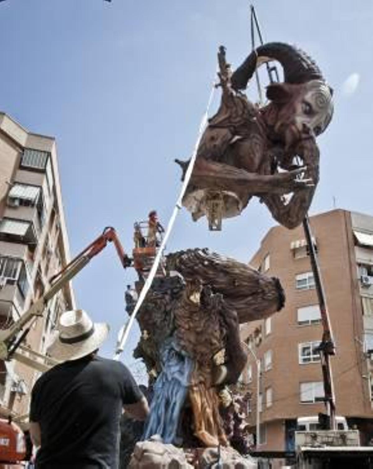 La grúa coloca en la estructura el fauno de la hoguera de La Ceràmica