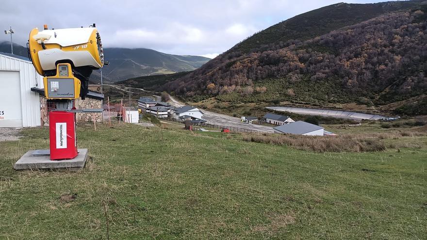 La cuenta atrás para la apertura de la temporada de esquí en Asturias: la consejera de Cultura acusa al PP de crear “alarmismo” sobre la estación de Pajares