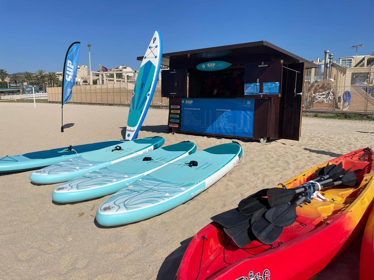 Puesto de alquiler de embarcaciones ligeras en la playa de Mataró