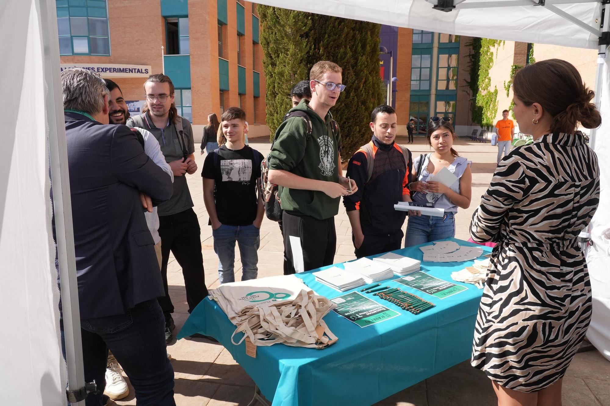 Más de mil universitarios aspiran a un empleo en la industria 5.0 de Castellón. Así ha sido la Feria de Empresas de la UJI.