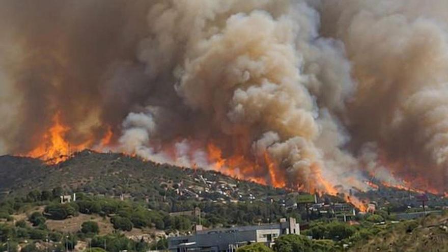Detingut un home per l’incendi a Tiana que obliga a confinar quatre municipis