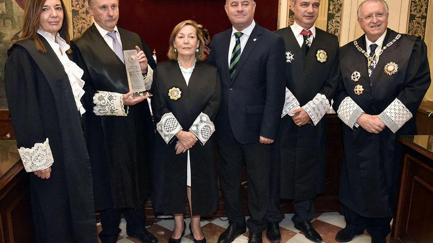 Foto de familia del acto de entrega del premio &#039;Justicia Social Andaluza&#039; a Francisco Javier Vela Torres.