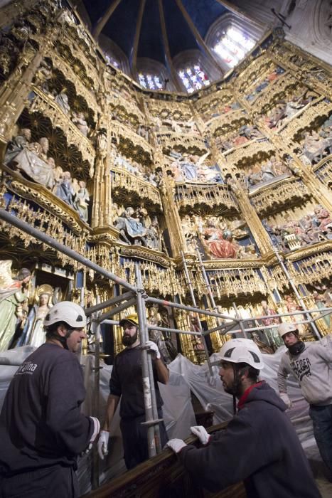 Montaje de los andamios para la limpieza del retablo de la Catedral de Oviedo