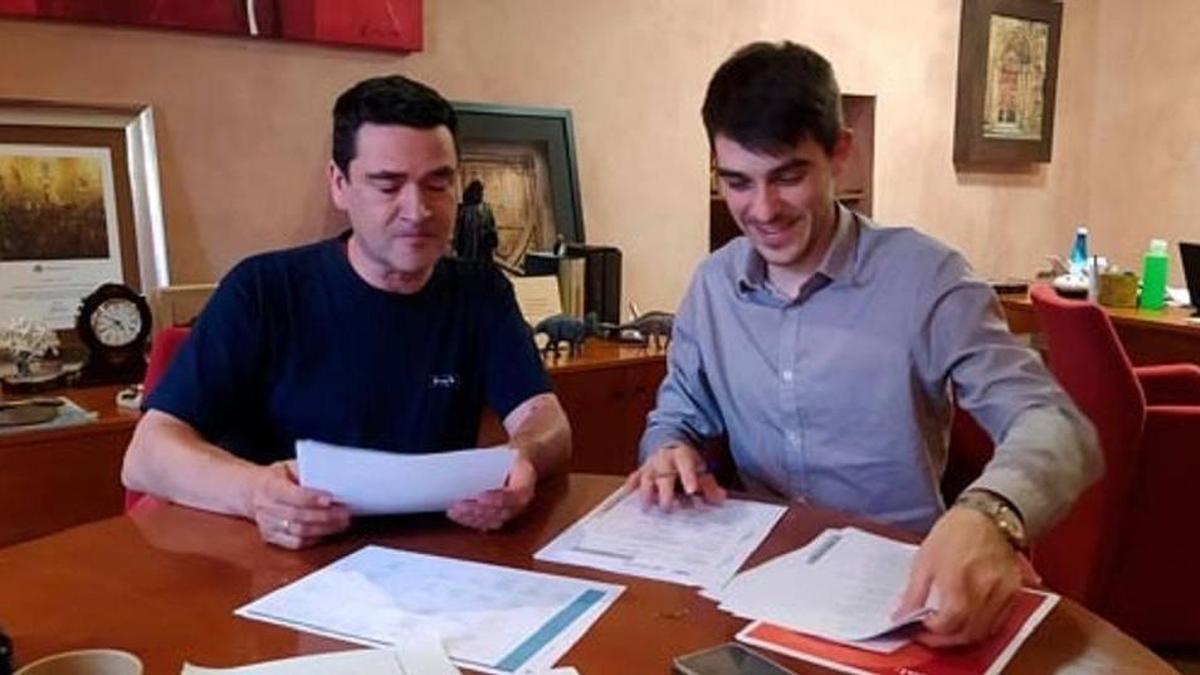 El alcalde de Morella, el independiente Bernabé Sangüesa (d), con el portavoz del PP local, Jesús Ortí, formación que facilitó la investidura de Sangüesa como primer edil para destronar al PSPV.