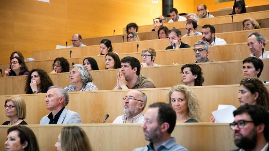 El concejal Antoni Noguera (abajo dcha.) escucha las conclusiones del proceso participativo.