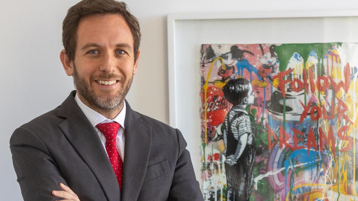 Juan Antonio Botella en la sede de Alicante de Devesa &amp; Calvo Abogados.