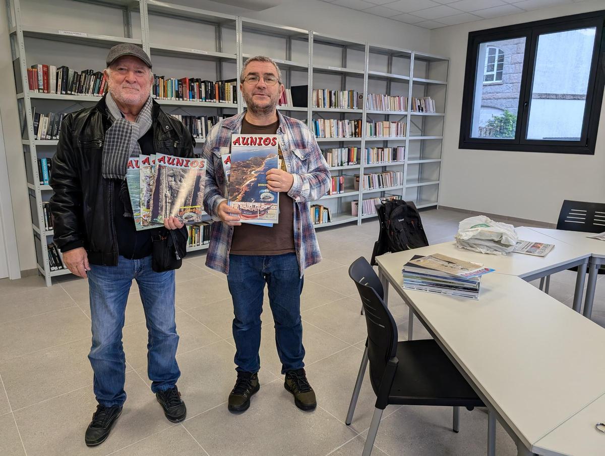 Arriba, Celestino Pardellas de Blas (izq.) entrega al bibliotecario de Bueu varios números de la revista «Aunios».