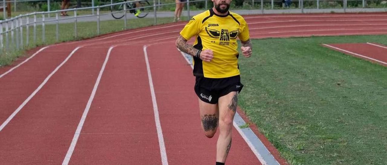 Héctor Moro, durante la maratón que recorrió en la pista de Lada ante un ciclista.